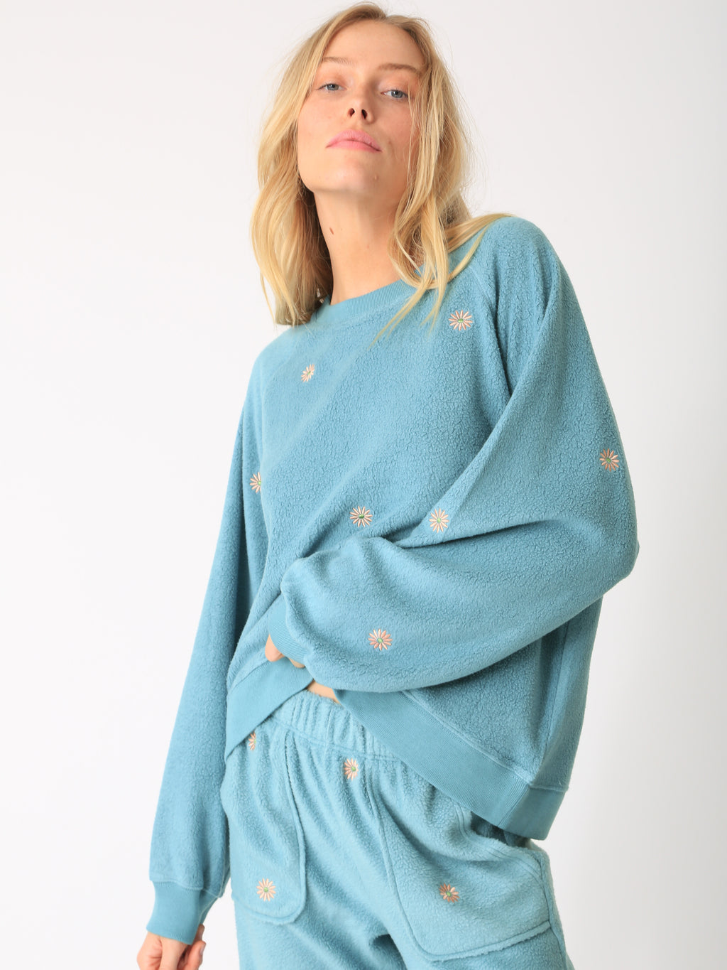 Ronan Sherpa Pullover - Frost Daisy Embroidery